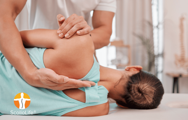 在新加坡內，整脊師是否可治療脊柱側彎？